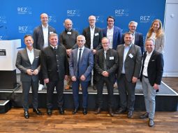 Ein Gruppenfoto des Bayerischen Staatsministers für Umwelt und Verbraucherschutz, Thorsten Glauber, und des Bayerischen Staatsministers für Wohnen, Bau und Verkehr, Christian Bernreiter, zusammen mit den prämierten Unternehmensvertretern des Ideenwettbewerbs für den nachhaltigen Einsatz von Bauteilen und Recyclingmaterialien im Bausektor.